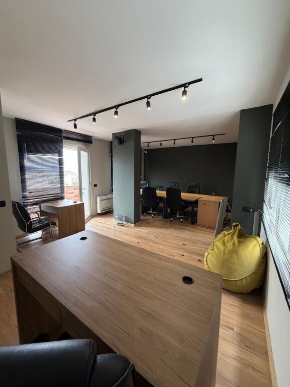 Tirane, locale commerciale in affitto 10° piano, 280 m² 3.000 € (Tra la strada di Durazzo e Mine Peza)
