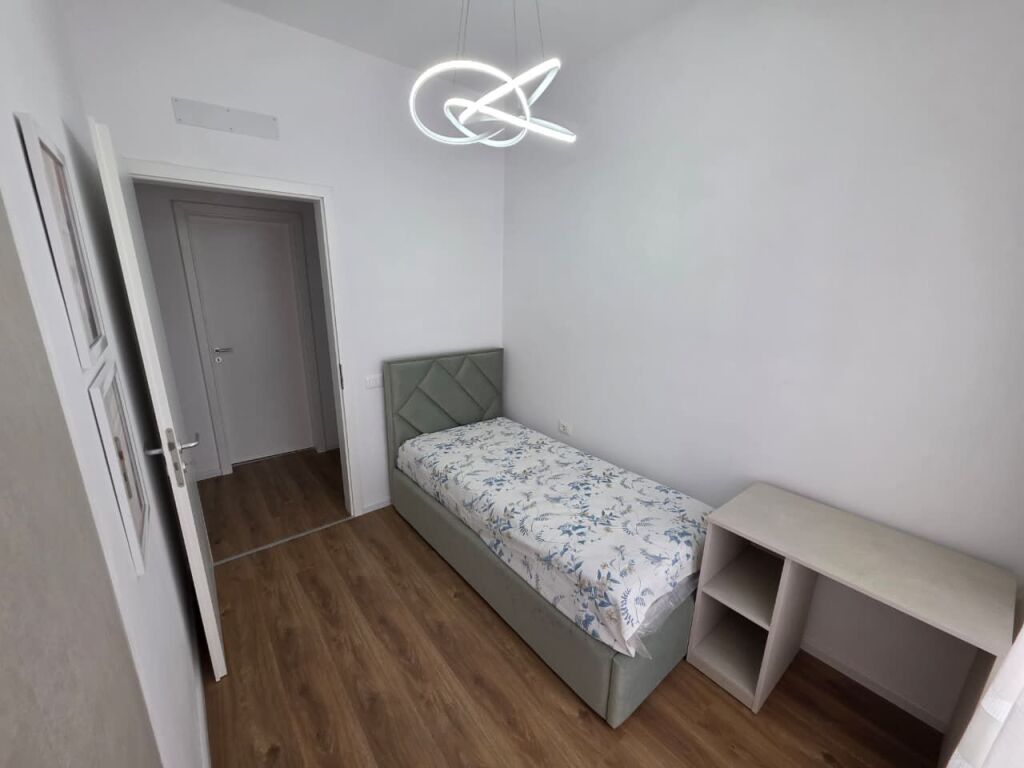 Jepet me qera 2+1  Adresa : Ali Demi Kompleksi kadiu  Kati 8  E mobiluar dhe pabanuar Cmimi 500 mij lek