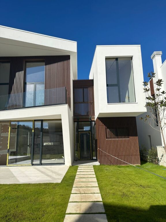 🏡 3-Storey Villa for Sale near TEG
