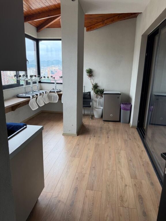 Tirane, locale commerciale in affitto 10° piano, 280 m² 3.000 € (Tra la strada di Durazzo e Mine Peza)
