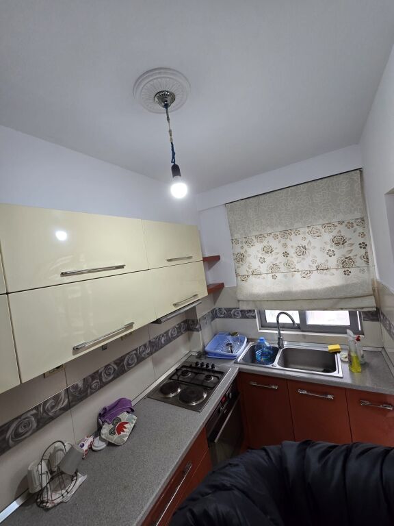 🏡 Appartamento 2+1 + annesso in affitto 🍽️ 📍Vicino al Viale Bajram Curri, via Nikolle Kacorri di fronte all'edificio con frecce 📐 108 m² | 🏢 2° piano ✨ Arredato e ben organizzato 🌿 Con balcone 💶 Prezzo: 500€ / mese