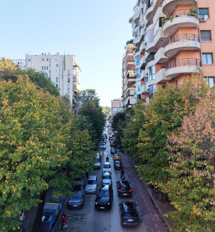 Edificio + Villa in vendita a Bllok