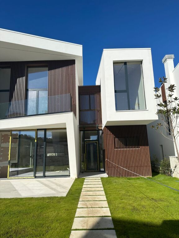 🏡 3-Storey Villa for Sale near TEG