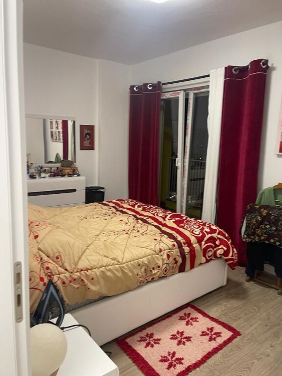🏡 Appartamento 2+1 in affitto a Univers City, Tirana!  ✨ Appartamento moderno e confortevole, situato al 3° piano di un edificio con ascensore. 📍 Si compone di soggiorno + cucina, 2 camere da letto, bagno e balcone. 🌿 Zona tranquilla e familiare, con tutti i servizi nelle vicinanze.  💶 Prezzo: 500€/mese  📩 Contattaci per maggiori informazioni o per una visita alla proprietà!