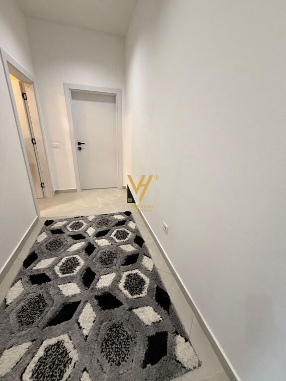JEPET HYRJE 1+1+VERANDE ME QIRA NE KOMBINAT 45.000 LEKE