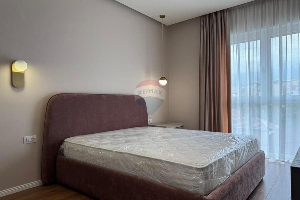 Apartment 1+1+ parking space for rent near the Red School .