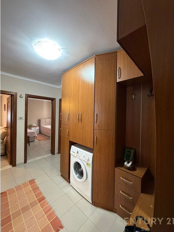 APARTAMENT ME QIRA 2+1 PERBALL SHKOLLES QEMAL STAFA