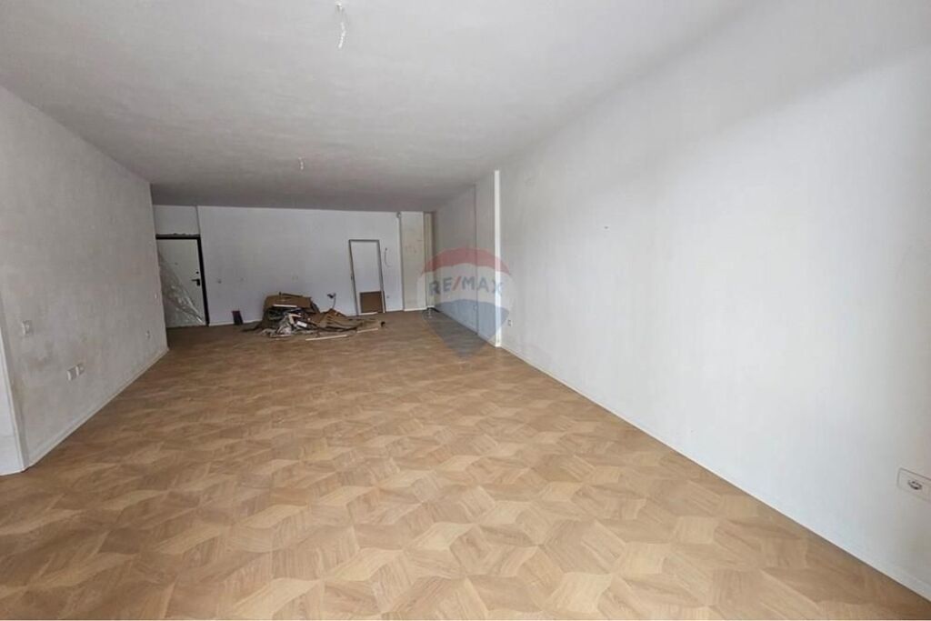 Apartament - Për Shitje - Rruga 5 Maji, Tiranë