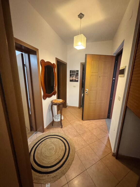 🏡 Jepet me qera apartament 2+1 në Myslym Shyr, pranë ish-Ekspozitës.