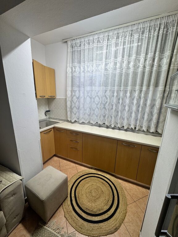 🏡 Jepet me qera apartament 2+1 në Myslym Shyr, pranë ish-Ekspozitës.