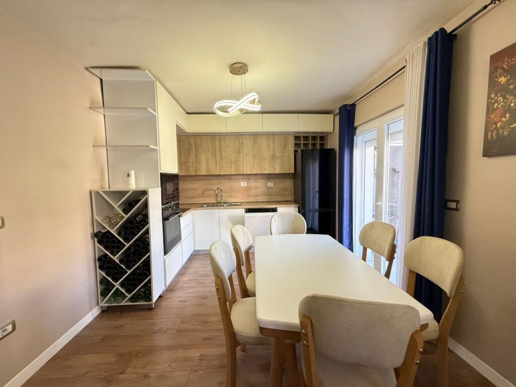 SHITET APARTAMENT 2+1+2 TUALETE PRANE QENDRRES TEK MUZEUMI DURRES