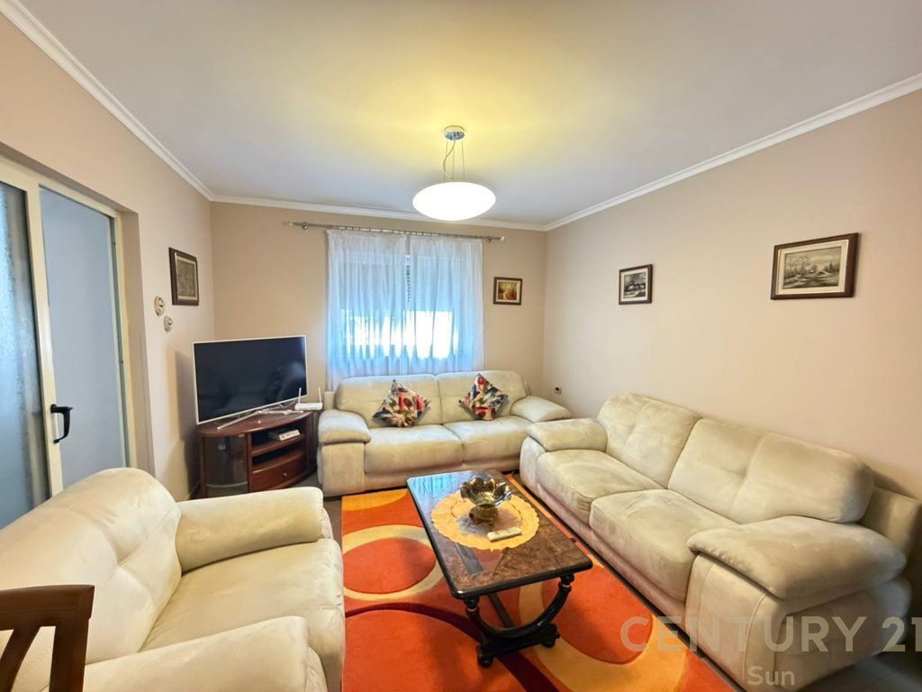 APARTAMENT ME QIRA 2+1 PERBALL SHKOLLES QEMAL STAFA