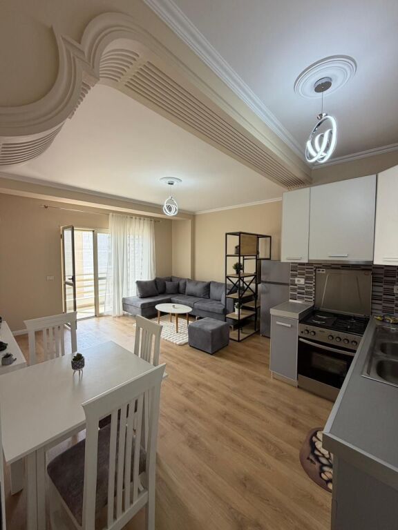 Shitet apartament 1+1 tek ish-Rajoni i Policisë, Durrës