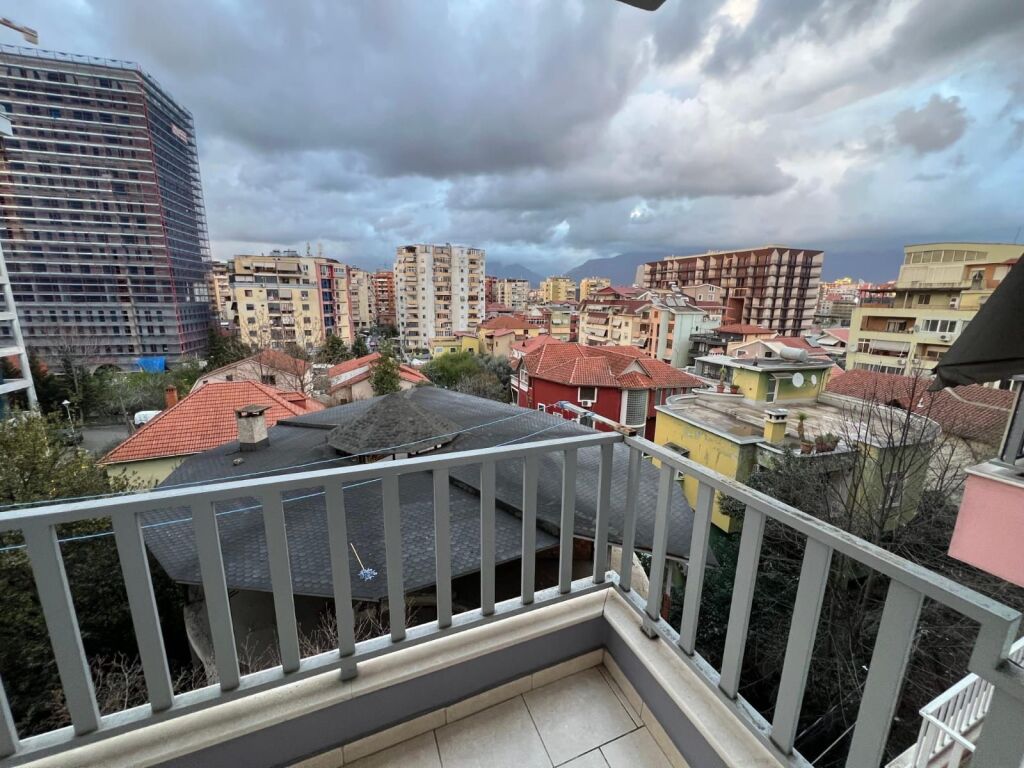 Apartament 2+1 me qera tek Komuna e Parisit