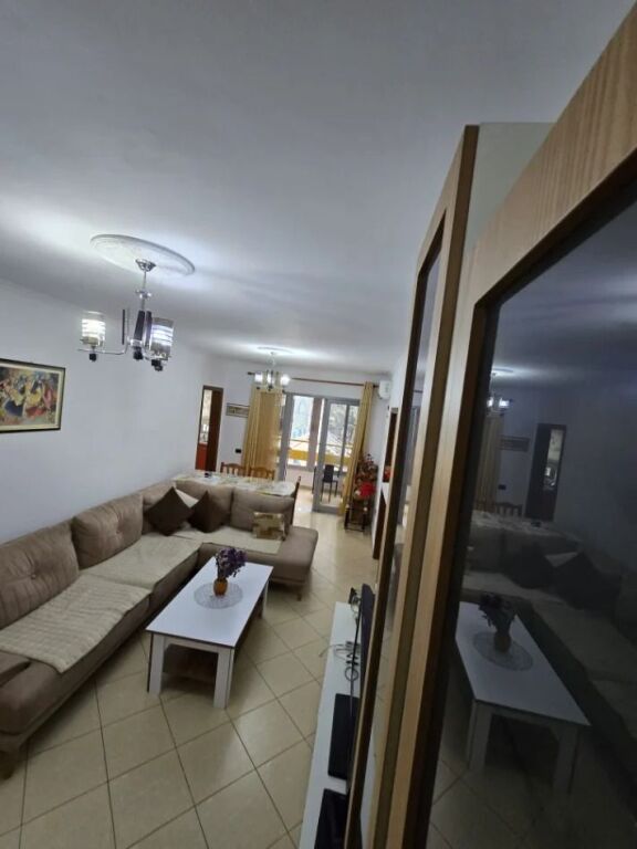 🏢A pochi minuti dal Palazzo con Freccia, si affitta appartamento 2+1 arredato, 50.000Lek