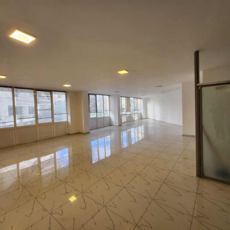 🏢 AMBIENT BIZNESI ME QERA  (Stacioni i Trenit, Durrës)