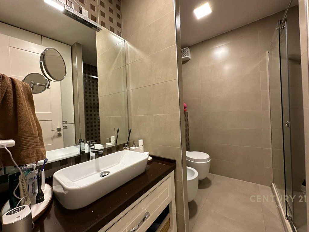 Shitet apartament 3+1+Kuzhine te Vecuar tek Kompleksi Kika 1, prane Union Bank!