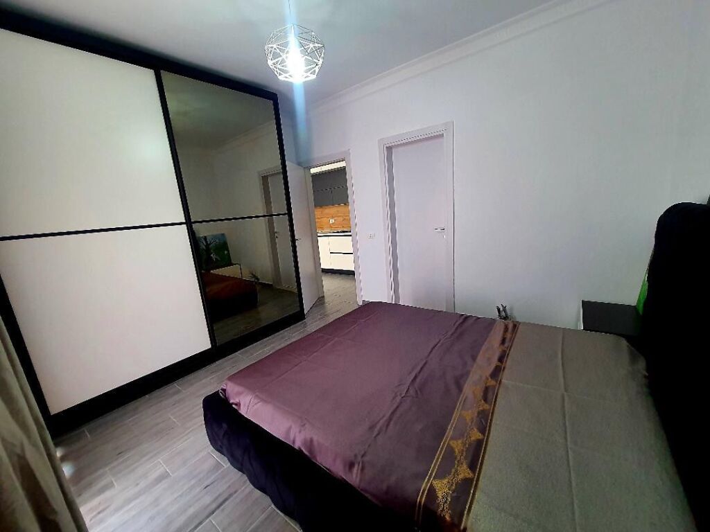 🏡 Appartamento 2+1 in affitto – 55.000 lek  📍 Zona: Yzberisht / Grand Gallery 🏢 4° piano con ascensore 🛋️ Completamente arredato 📐 Organizzazione: 2 camere da letto + soggiorno + cucina + bagno ☀️ Buona illuminazione e pianta comoda 🚗 Zona nuova, tranquilla e con facile accesso  💰 Prezzo: 55.000 lek/mese