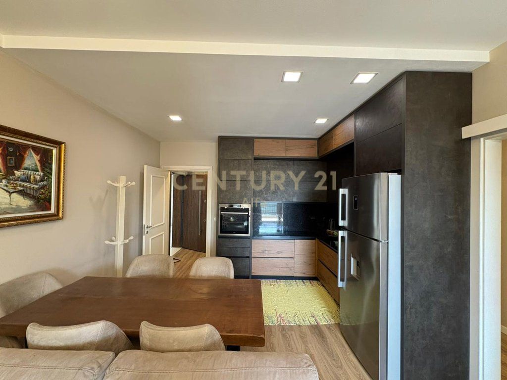 Jepet me qera Apartament 2+1+depo tek ish Fusha e Aviacionit! 700 € /Muaj Sip. Totale  100m2