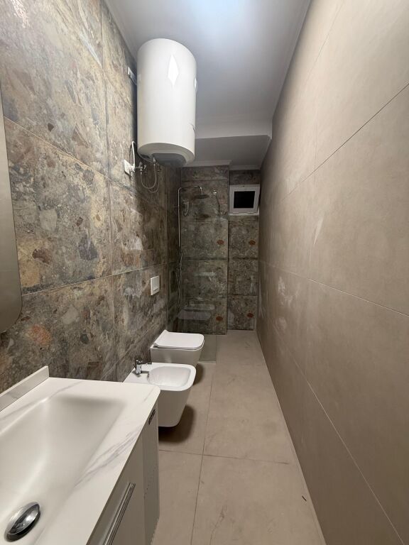 🏠AFFITTASI Appartamento 2+1 📍Via 5 Maji -Arredamento moderno 🏷️ Prezzo: 65.000 Leke/Mese