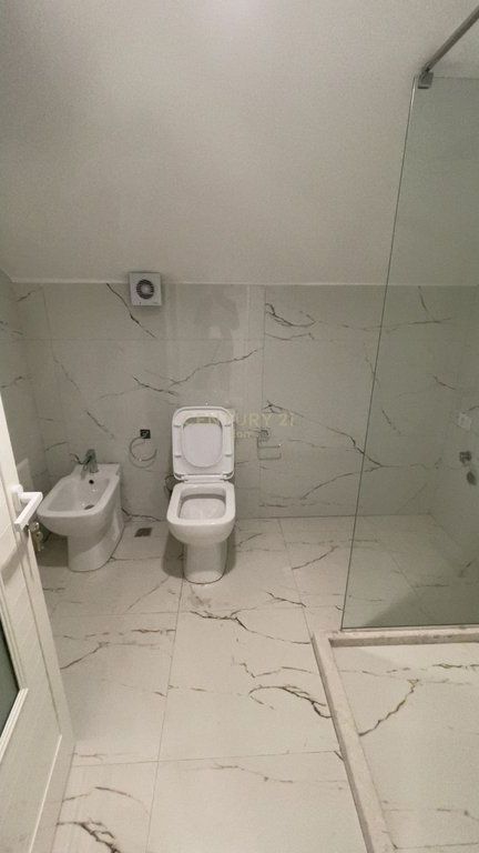 Duplex Për Shitje në Pallati i Sporteve, Qendra e Durrësit !!