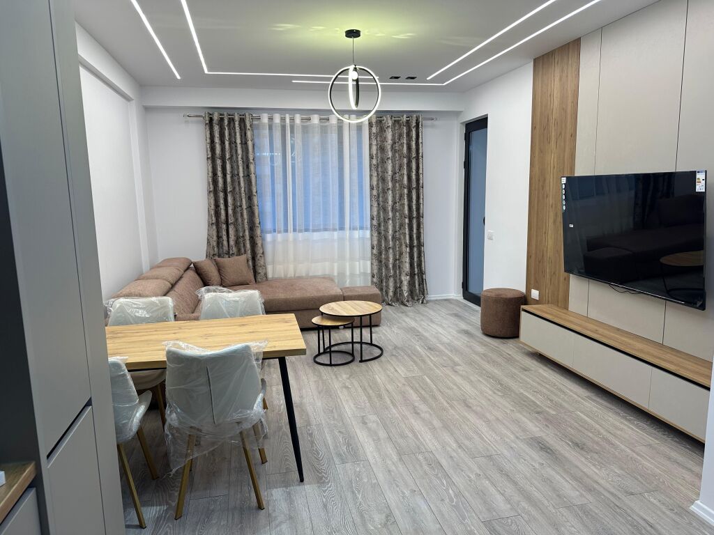 🏡 Appartamento 1+1 in affitto con posto auto a Urban Gate ✨  📍 4° piano in un edificio nuovo con ascensore 🛋️ Appena arredato 🆕 Mai abitato prima 🪑 Arredamento completamente nuovo e moderno 🚗 Posto auto incluso ☀️ Ambiente comodo e funzionale  💰 Affitto: 55.000 lek/mese  Ideale per chi cerca comfort, comodità e facile accesso a una delle zone più preferite di Tirana. 📩 Per maggiori informazioni o visita, contattare via DM