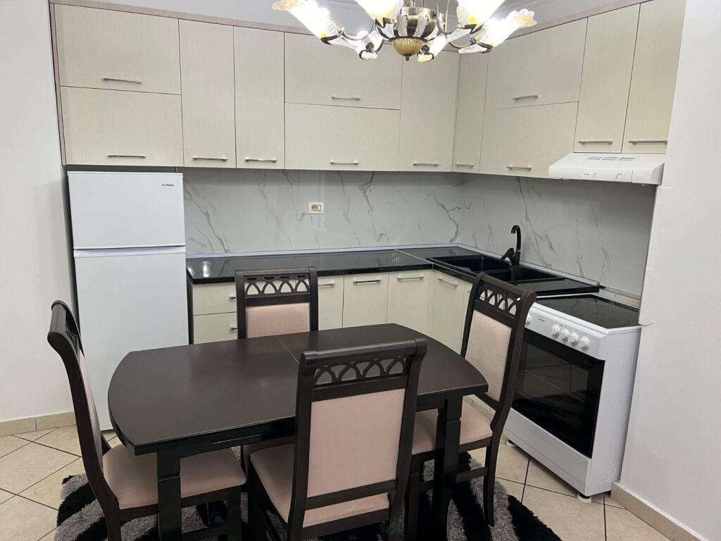 Apartament 2+1 me qera tek Komuna e Parisit