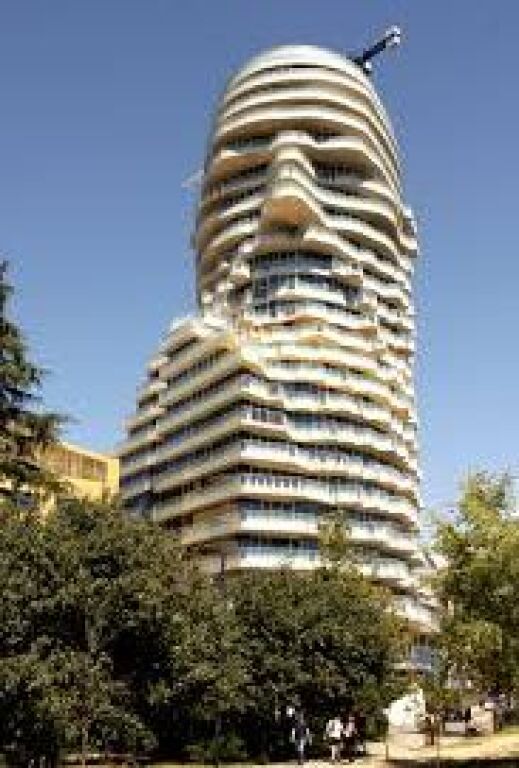 🏢 Appartamento 1+1 in Vendita – Tirana’s Rock, Piazza Skënderbej