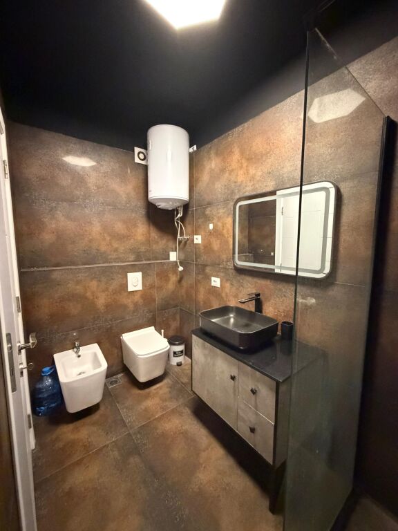 Qera apartament 2+1 , Perball kompleksi delijorgji rruga e kavajes