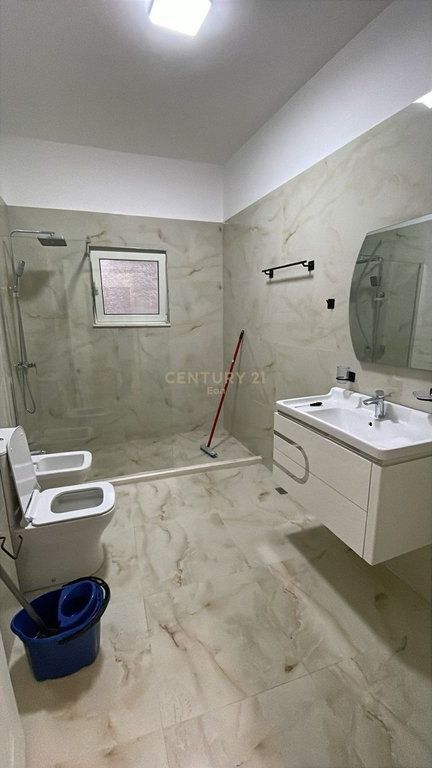 Duplex Për Shitje në Pallati i Sporteve, Qendra e Durrësit !!