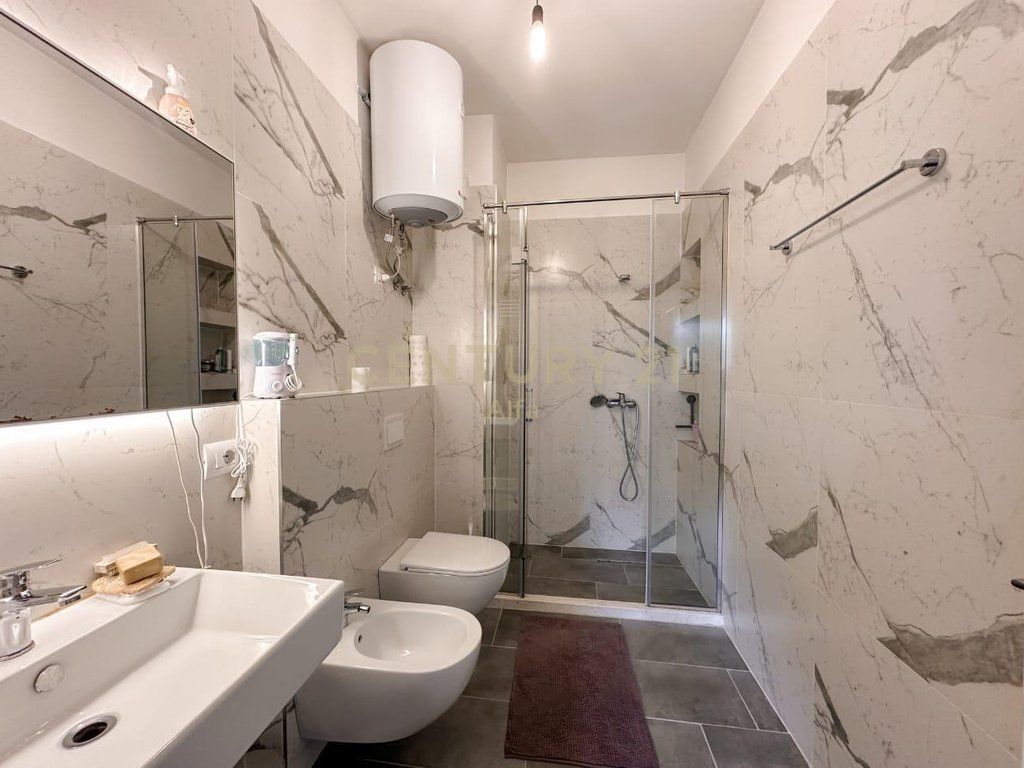 Apartament 2+1 per shitje perball UET me Porcelan
