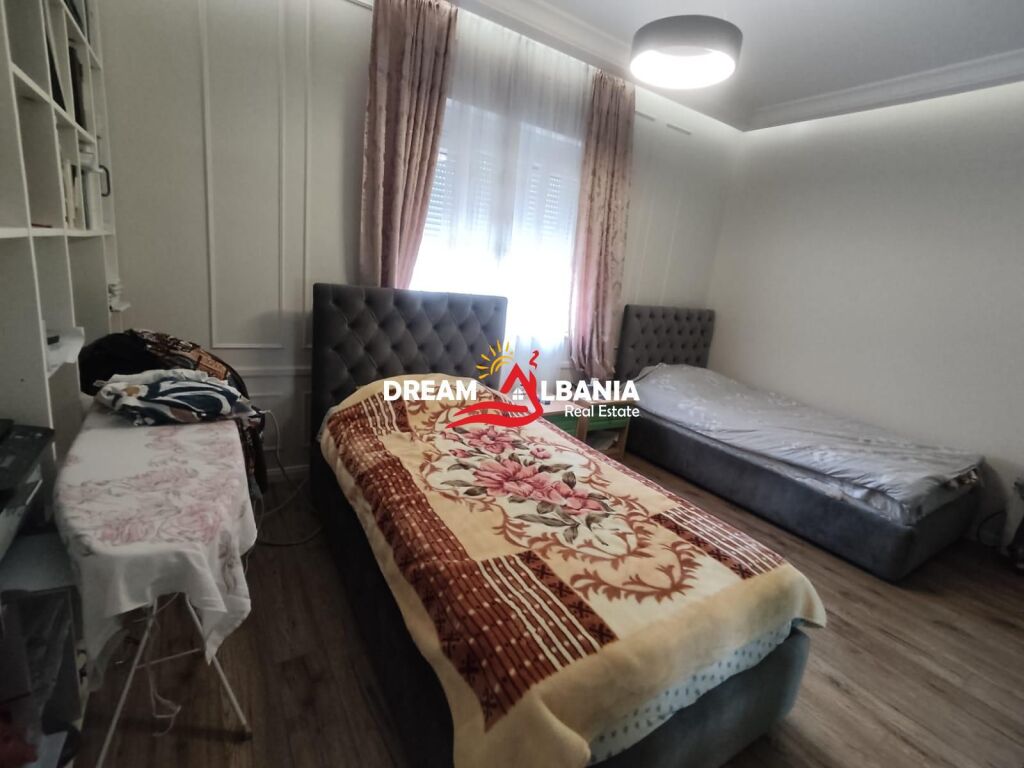 Quattro ville in vendita nella zona di Ali Demi vicino a Via Myslym Lela (ID 4151222)