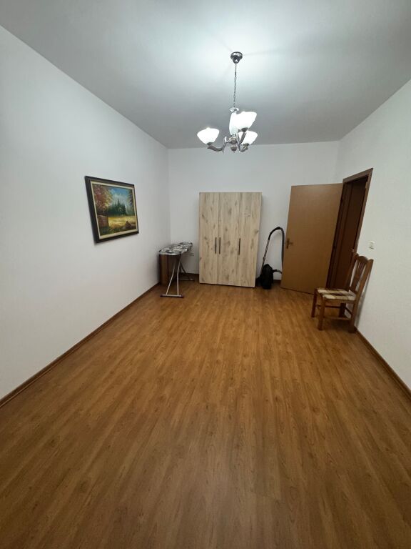 🏡 Jepet me qera apartament 2+1 në Myslym Shyr, pranë ish-Ekspozitës.