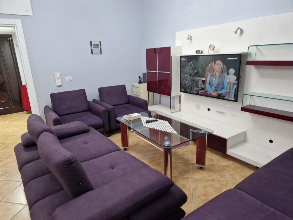 Tek Zogu Zi,prane Bar Kafe Luis jepet me qera apartament 3+1+2+post parkimi,i mobiluar.  800 Euro