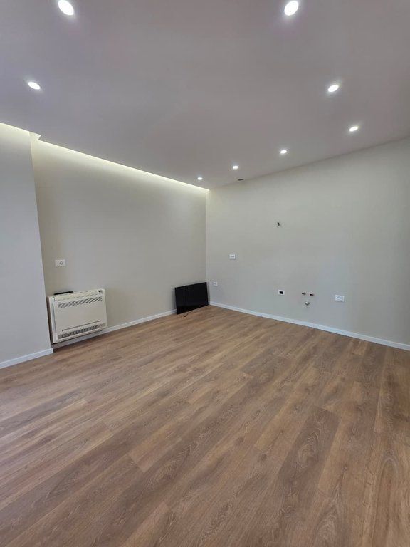 Shitet ,Apartament 1+1, Komuna e Parisit, Tirane
