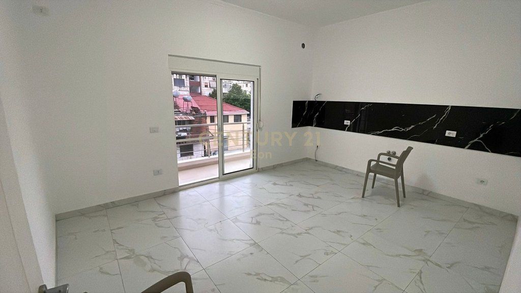 Duplex Për Shitje në Pallati i Sporteve, Qendra e Durrësit !!