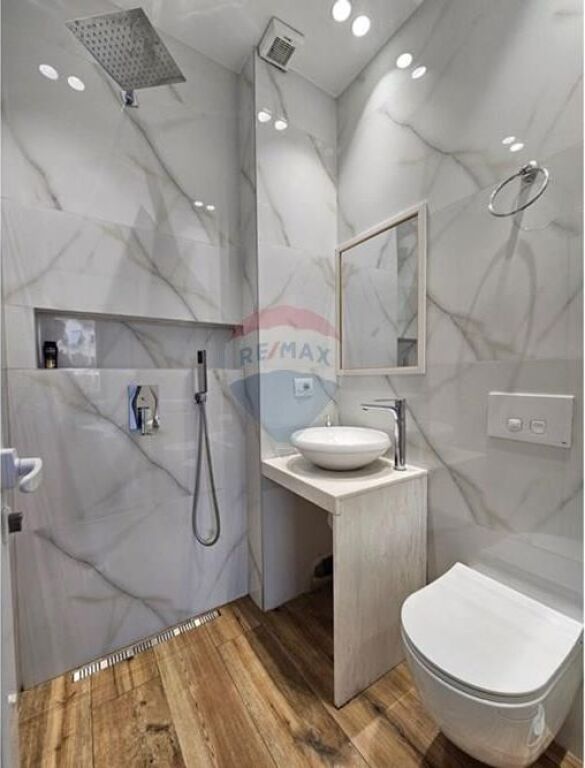 Apartament - Për Shitje - Sheshi Adem Jashari, Tiranë