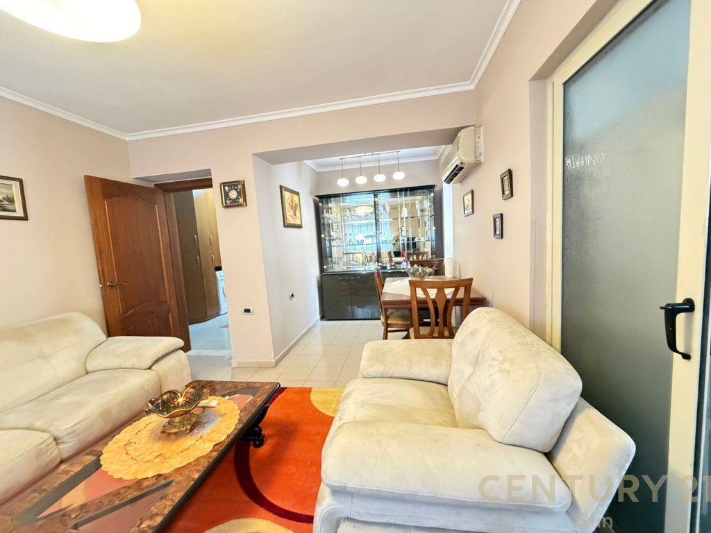 APARTAMENT ME QIRA 2+1 PERBALL SHKOLLES QEMAL STAFA