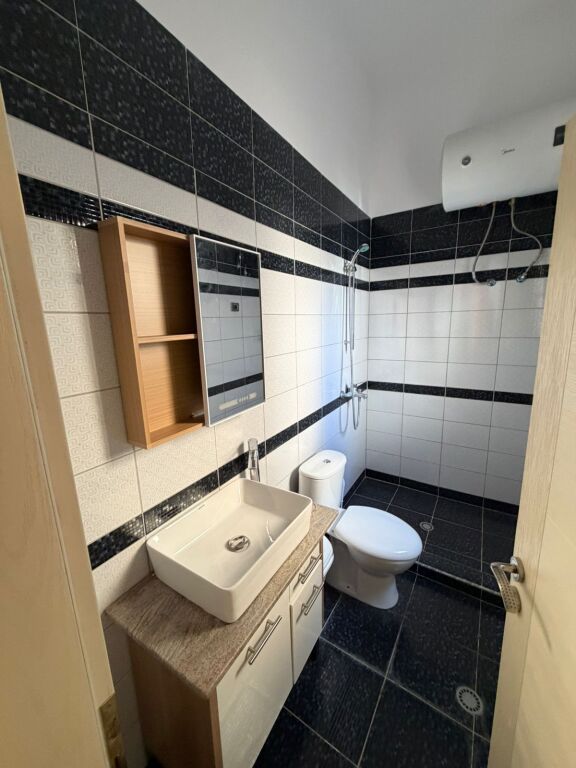 🏡 Jepet me qira apartament 2+1 te Kodra e Diellit, pranë Fondacionit Eleonora Kodra 📍