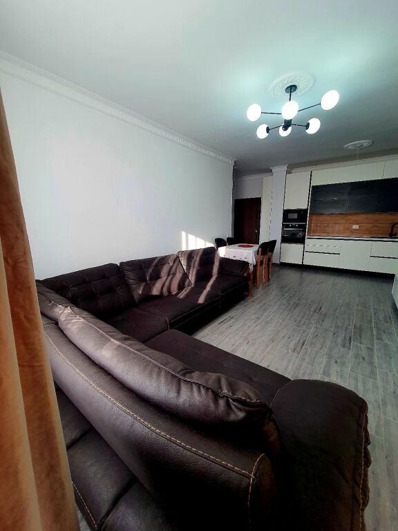 🏡 Appartamento 2+1 in affitto – 55.000 lek  📍 Zona: Yzberisht / Grand Gallery 🏢 4° piano con ascensore 🛋️ Completamente arredato 📐 Organizzazione: 2 camere da letto + soggiorno + cucina + bagno ☀️ Buona illuminazione e pianta comoda 🚗 Zona nuova, tranquilla e con facile accesso  💰 Prezzo: 55.000 lek/mese