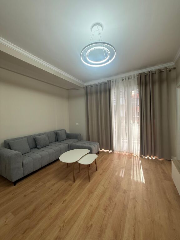 🏠AFFITTASI Appartamento 2+1 📍Via 5 Maji -Arredamento moderno 🏷️ Prezzo: 65.000 Leke/Mese