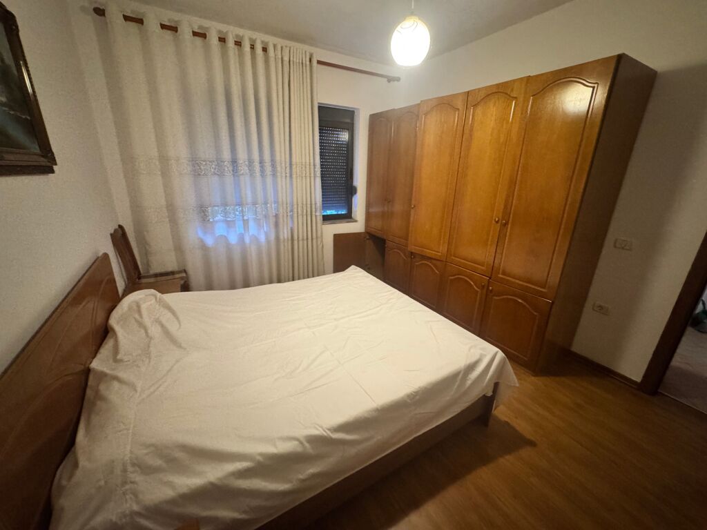 🏡 Jepet me qera apartament 2+1 në Myslym Shyr, pranë ish-Ekspozitës.