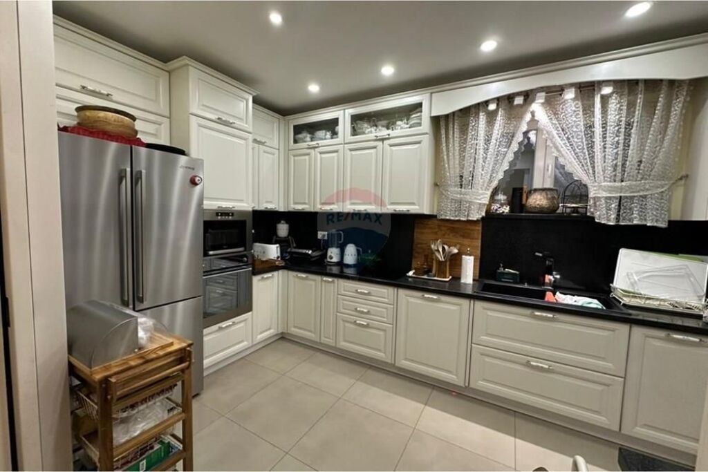 Apartment 3+1+Separate Kitchen for Sale in Komuna e Parisit, Kika 1