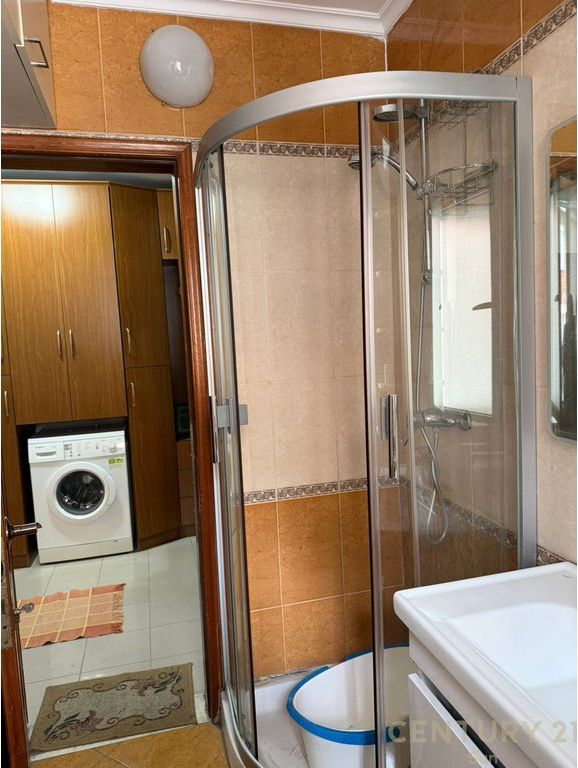 APARTAMENT ME QIRA 2+1 PERBALL SHKOLLES QEMAL STAFA