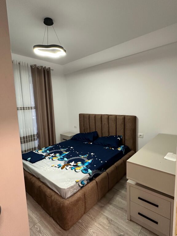 🏡 Appartamento 1+1 in affitto con posto auto a Urban Gate ✨  📍 4° piano in un edificio nuovo con ascensore 🛋️ Appena arredato 🆕 Mai abitato prima 🪑 Arredamento completamente nuovo e moderno 🚗 Posto auto incluso ☀️ Ambiente comodo e funzionale  💰 Affitto: 55.000 lek/mese  Ideale per chi cerca comfort, comodità e facile accesso a una delle zone più preferite di Tirana. 📩 Per maggiori informazioni o visita, contattare via DM