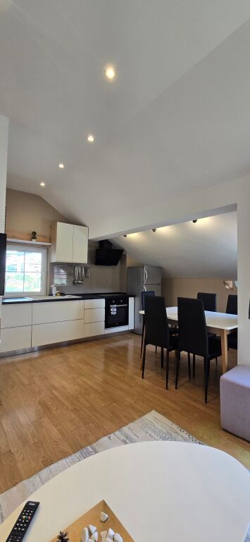 APARTAMENT 1+1, PRANE QENDRES
