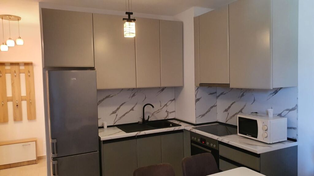 🏢Rruga Kongresi i Manastirit,Kompleksi Zirkon jepet me qera apartament 1+1,i mobiluar 500Euro   