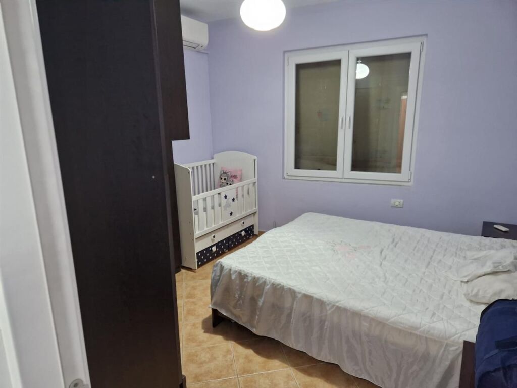 Tek Zogu Zi,prane Bar Kafe Luis jepet me qera apartament 3+1+2+post parkimi,i mobiluar.  800 Euro