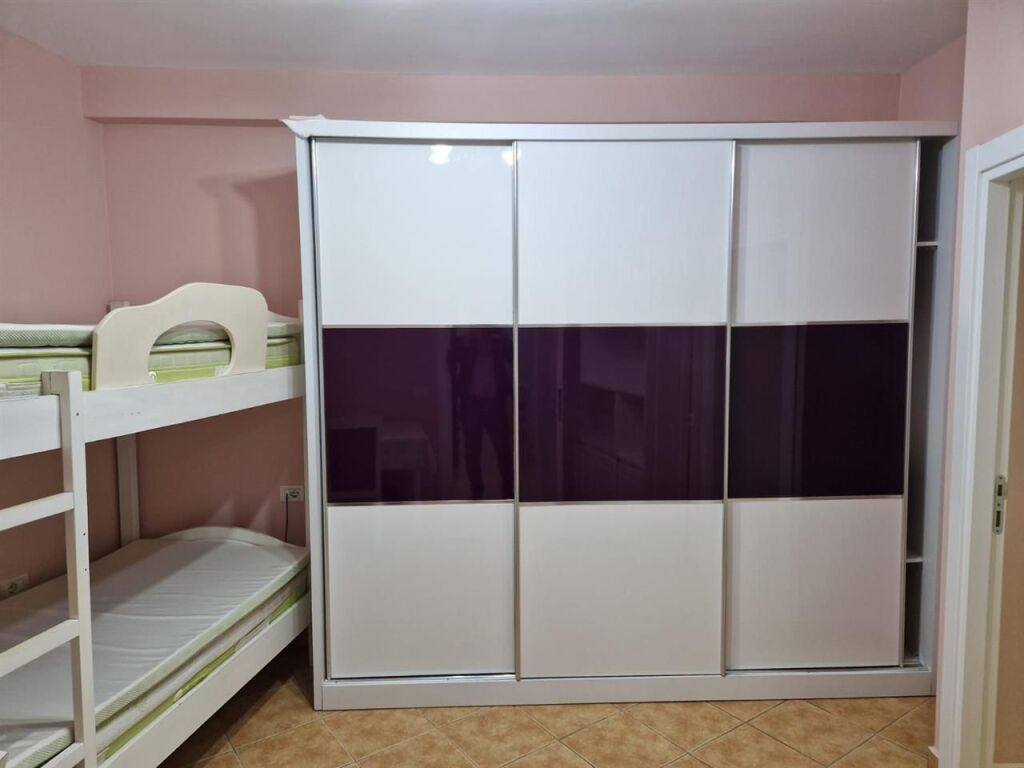 Tek Zogu Zi,prane Bar Kafe Luis jepet me qera apartament 3+1+2+post parkimi,i mobiluar.  800 Euro