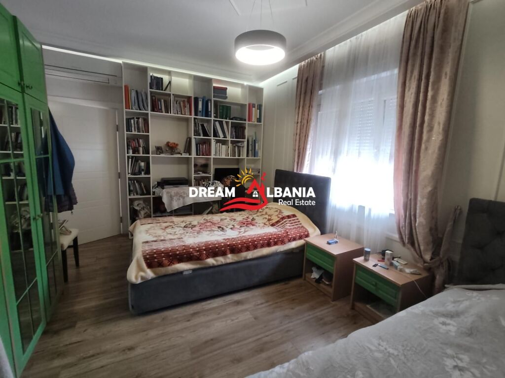 Quattro ville in vendita nella zona di Ali Demi vicino a Via Myslym Lela (ID 4151222)
